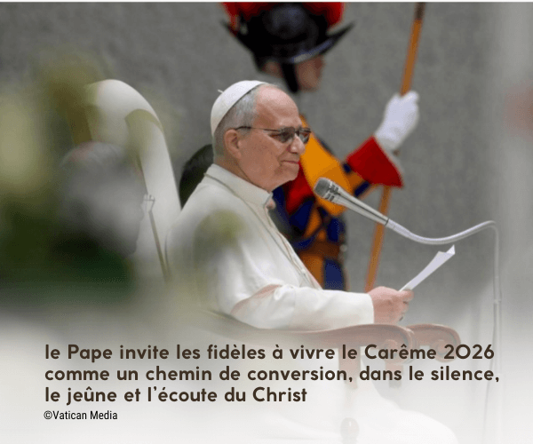 le pape Léon XIV lit un texte
